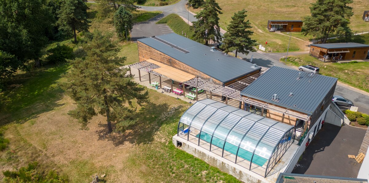 Vue du ciel de la piscine du camping Demeures du Lac