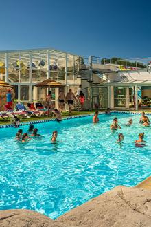 camping-les-pirons-piscine-couverte-riviere-a-courant-2019.jpg