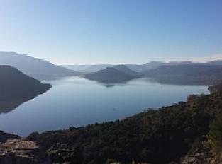 Point de vue barrage et lac du Salagou depuis parapet en retrait chemin